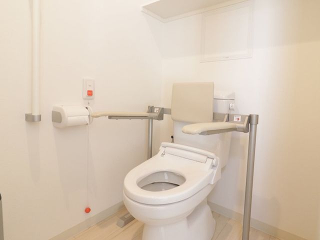 手すり付きのトイレ トイレ 手すりを備えた安心のトイレは、自立支援をサポートし、快適な利用ができます。