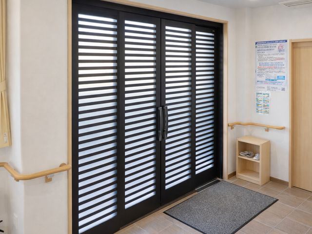 広い出入口 エントランス 広い壁面に設置された引き戸のエントランスは、スムーズな出入りをサポートします。明るい空間が広がります。