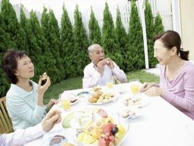 明るい空間で食事支援をする