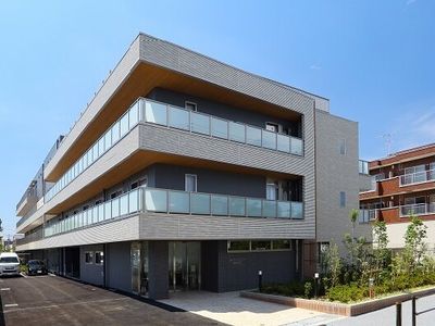 モダンなデザインの建物外観