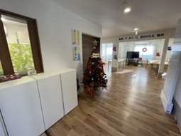 明るいクリスマス飾りの廊下