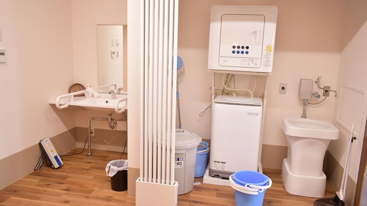 洗濯機と洗面台のある部屋