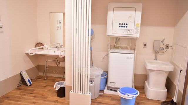 洗濯機と洗面台のある部屋
