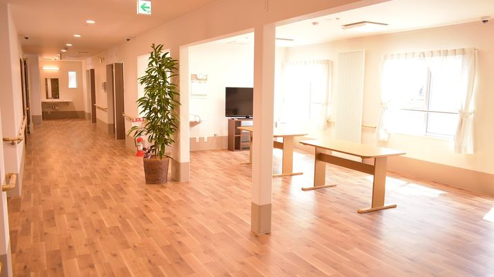 自然光が入るラウンジ