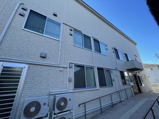 横に長い白い建物外観