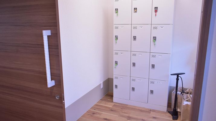 鍵付きロッカーの廊下