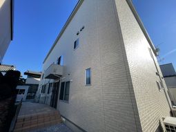 静かな住宅街の建物外観