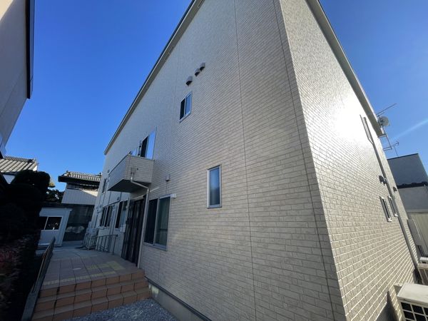 静かな住宅街の建物外観