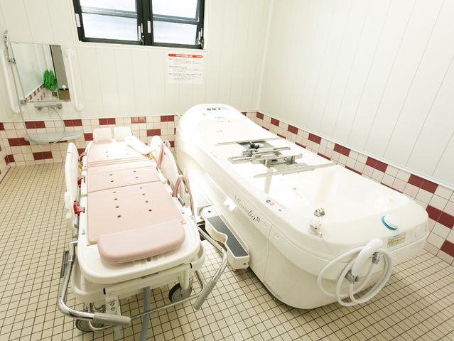 清潔感のある明るい浴室 浴室 手すりが備えられた広々とした浴室です。快適な入浴が支援され、日々のリフレッシュに適しています。