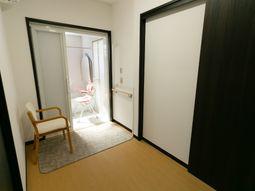 明るい和室の入口