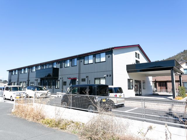 施設の外観全景 外観 ゆったりとした駐車スペースが確保された清潔感のある建物です。青空の下、穏やかな環境でのお仕事をご検討いただけます。