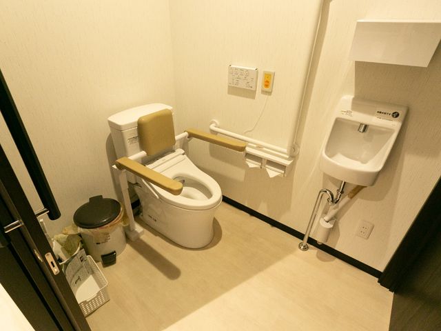 バリアフリートイレ トイレ 手すり付きで安全を考慮した清潔なトイレです。日々の業務にやりがいを感じながら、利用者の快適な生活を支えていただけます。