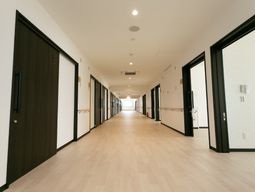 明るい廊下の風景