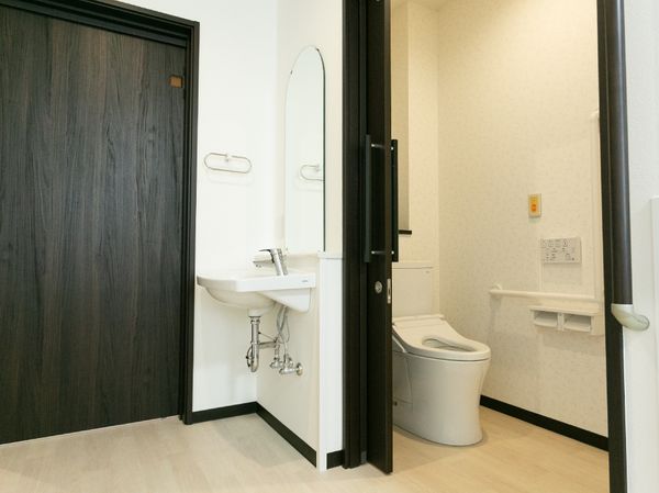 清潔なトイレと洗面台