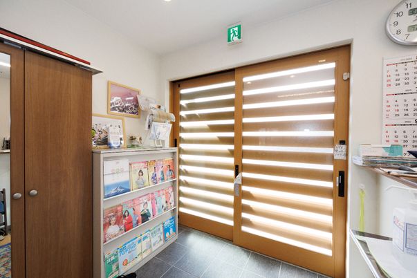 エントランスの掲示物と扉