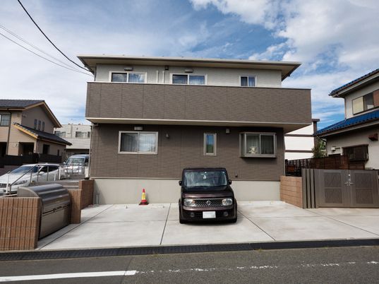 茶色の建物の外観