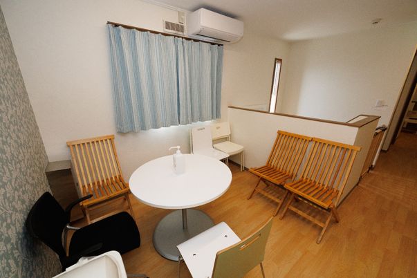 明るい居室の一角