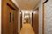 木目調の温かみある廊下