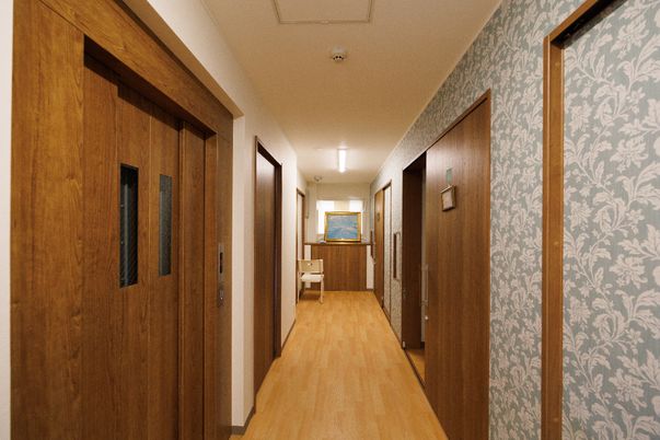 木目調の温かみある廊下