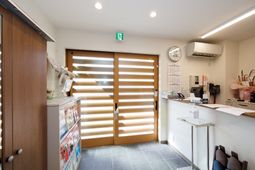 明るい受付エリア