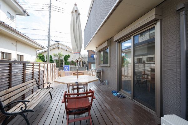 テラスの椅子とテーブル