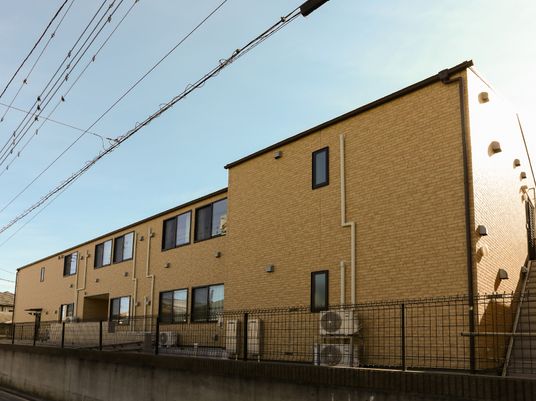 黄色の壁の外観