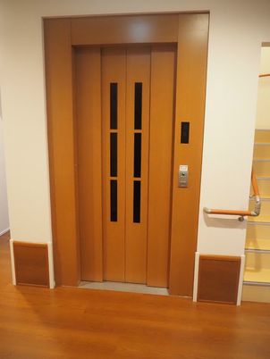 シンプルな木製扉の内観