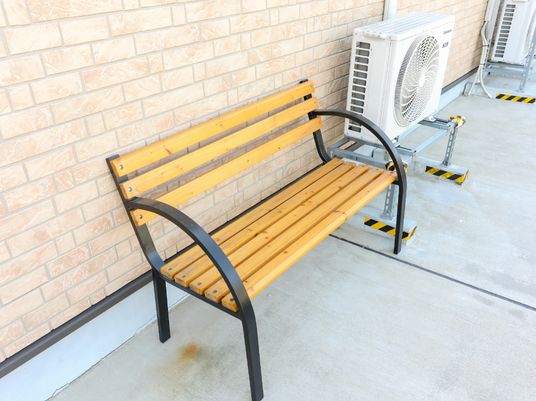 ベンチとエアコンの設置エリア