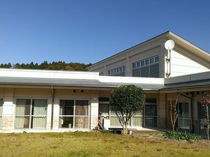 明るい外観の庭付き建物外観  