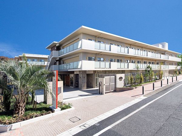 清潔感のある建物エントランス