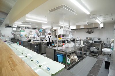 厨房作業中の職員
