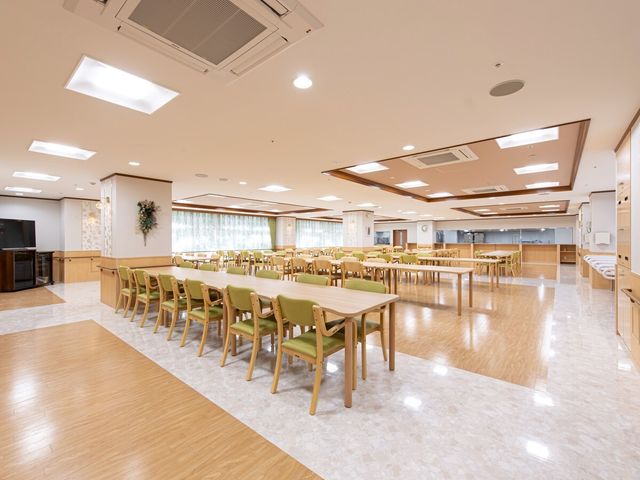 広々とした食堂 食堂 ゆったりと配置されたテーブルと椅子が特徴の食堂です。窓から自然光が差し込んで、明るく開放的な雰囲気を演出しています。