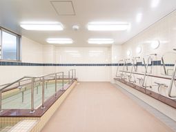 バリアフリーの明るい浴室