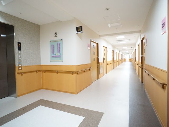 清潔感のある廊下 廊下 ゆったりと広い通路は明るく清潔感があり、皆さんが安心して歩けるよう配慮されています。手すりも整備されており、安全に配慮する姿勢が感じられます。