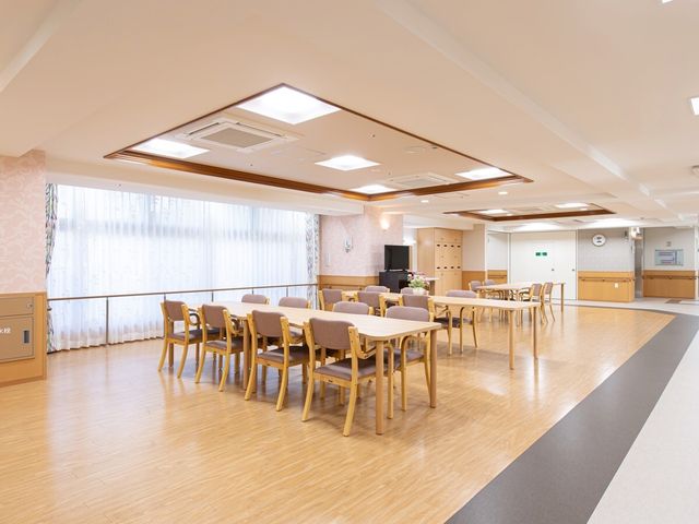 ゆったりとした食堂 共有スペース 広々とした清潔な食堂が、居心地の良いひとときを約束します。窓からの自然光が優しい雰囲気を演出しております。