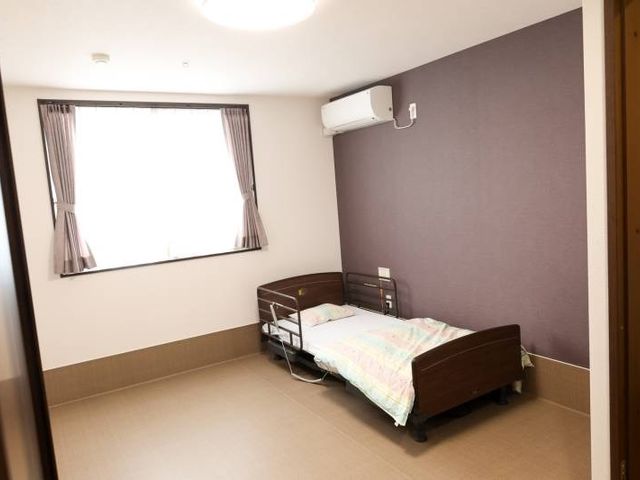 洋室の居室の様子 お部屋 落ち着いた色合いの居室です。ゆとりのある空間で快適な生活を送っていただけます。