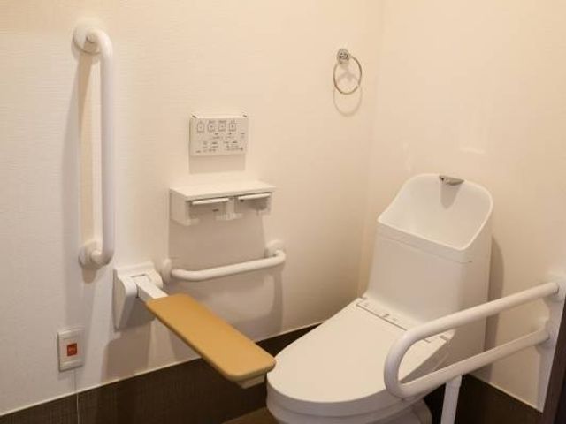 バリアフリートイレ設備 トイレ 安全で使いやすいトイレには手すりが備え付けられ、日々の快適さを支えています。利用者の安心安全を考えた設計です。