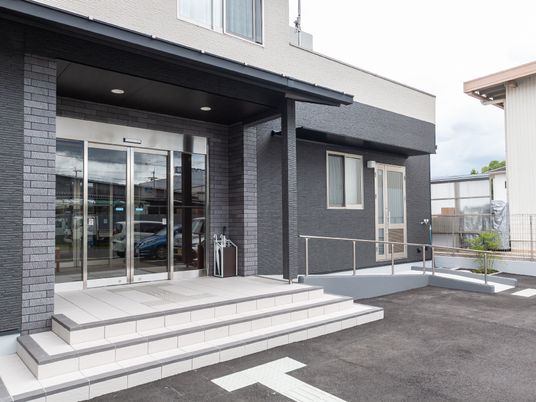 モダンな建物のエントランス