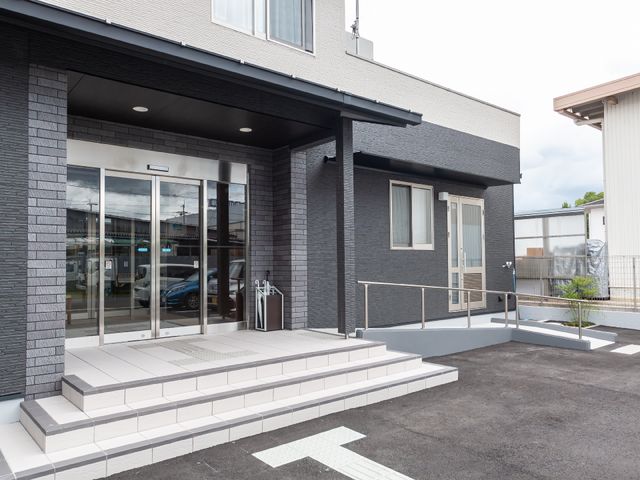 モダンな建物のエントランス エントランス スタイリッシュなエントランスが迎えてくれる施設です。バリアフリー設計で、どなたでも安心してお越しいただけます。