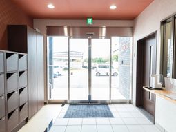 明るいエントランスの様子