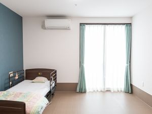 シンプルな居室の様子