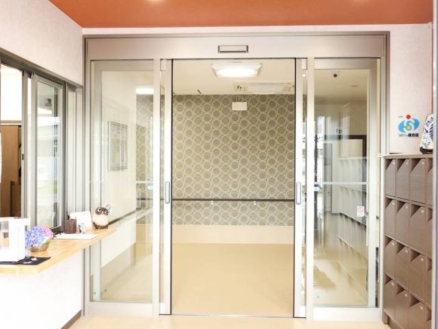 エントランスホールの風景 玄関 広々とした明るいエントランスで、来訪者が迎えられる心地よい空間です。整理された郵便受けがあり、細部にまで気配りが感じられます。