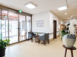 エントランスの明るい空間