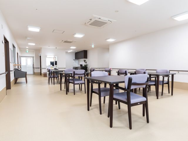 広々とした明るい食堂 共有スペース ゆったり配置されたテーブルセットがある快適なスペースです。明るい日差しが差し込む窓際で、心地よい食事時間を過ごせます。