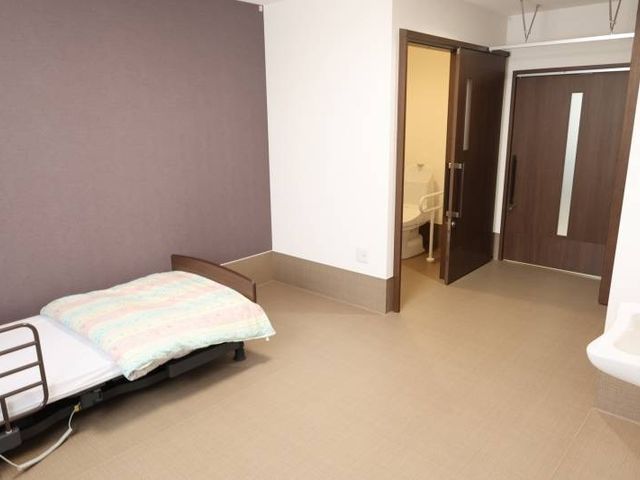 清潔な居室と浴室 お部屋 広々として清潔感のある居室です。ベッドと融合した浴室が使いやすさを考慮して設計されています。
