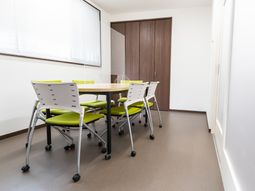 明るい会議室の空間