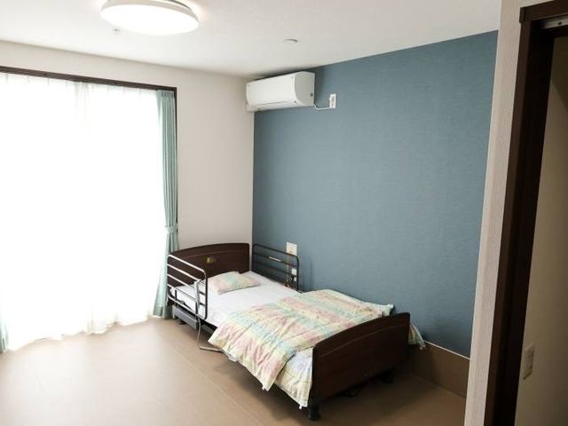 快適な個室居室 お部屋 広々とした個室で、窓からの柔らかな光が心地よい空間です。日々の暮らしをゆったり過ごせる設計となっています。