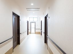 清潔な施設の廊下