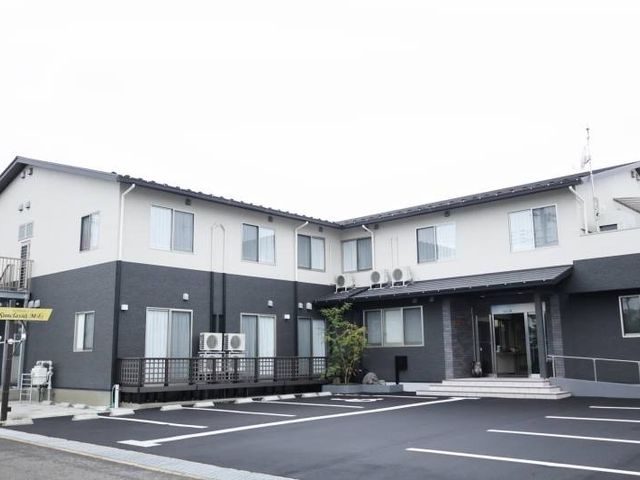 モダンな建物の外観 外観 シンプルで現代的なデザインの建物です。スタッフとして新しい環境でキャリアを築くチャンスを提供します。
