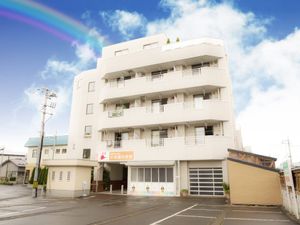 白い建物の外観  